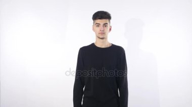 O ne yapacağını bilmez çünkü adam silkiyor. Beyaz izole.