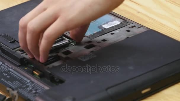 O engenheiro repara o computador portátil, computador e placa-mãe. Instala o equipamento cpu — Vídeo de Stock