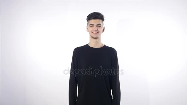 Glimlachende jongeman op witte achtergrond — Stockvideo