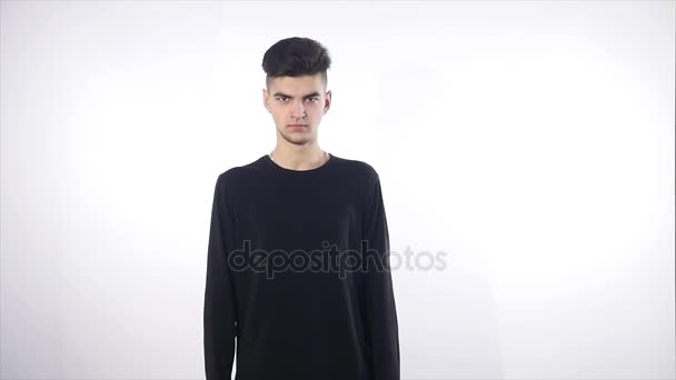 Portret van boos ernstige jonge man, jongen geïsoleerd op een witte achtergrond, concept probleem bezorgd tiener student — Stockvideo