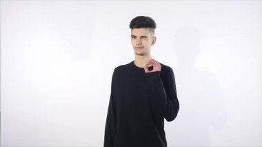 Her şey Ok mutlu genç adam el Ok işarettir