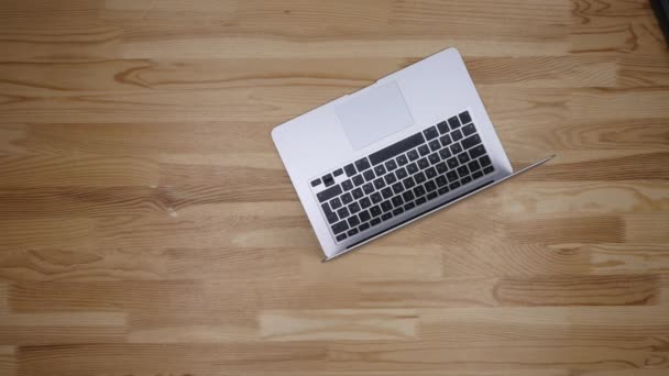 Vue du dessus du photographe de lieu de travail. Un homme travaillant à l'ordinateur et buvant du café. Les objets sont disposés dans un esprit de perfectionnisme sur un fond de bois — Video