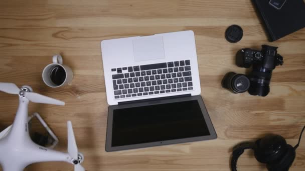 職場写真家の平面図です。コンピューターで作業し、コーヒーを飲む男。木製の背景に完璧主義の精神におけるアイテムのレイアウトします。 — ストック動画