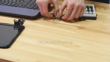 Mühendis dizüstü pc, bilgisayar ve anakart onarır. Ekipman yükler cpu