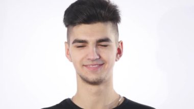 Beyaz arka planda gülümseyen genç adam