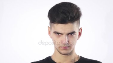 kızgın ciddi genç adam, beyaz arka plan üzerinde kavramı sorun endişeli genç öğrenci izole çocuk portresi