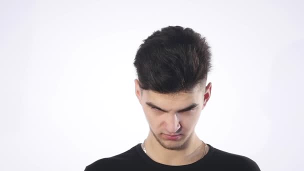 Portrét zlobí vážné mladého muže, chlapce, samostatný nad bílým pozadím, koncept problém ustaraný dospívající student — Stock video