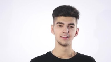 beyaz bitti izole yakışıklı delikanlı. komik surat