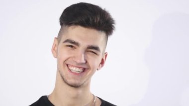 beyaz bitti izole yakışıklı delikanlı. komik surat