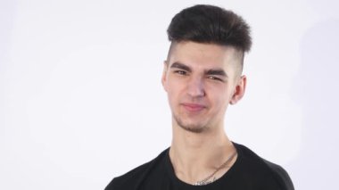 beyaz bitti izole yakışıklı delikanlı. komik surat