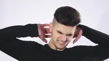 erkek atlet streç yapıyor Isınma