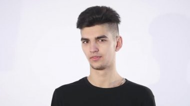 genç adam kameraya winks