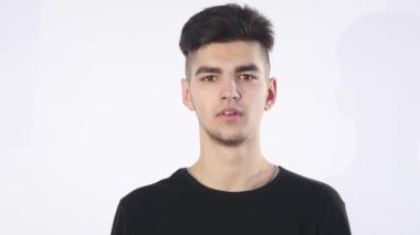 Beyaz arka plan üzerinde izole bir şey üzerinde düşünme yakışıklı genç