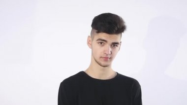 Güven eksikliği. Utangaç genç yakışıklı adam garip izole üzerinde gri duvar arka plan geliyor. İnsani duygular beden dili yaşam algı