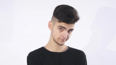 Güven eksikliği. Utangaç genç yakışıklı adam garip izole üzerinde gri duvar arka plan geliyor. İnsani duygular beden dili yaşam algı