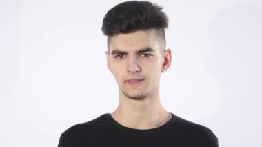 komik adam arıyorum genç, suçluluk, utanç eylemler, mahcup izole beyaz arka plan hissediyor endişeyle hata yaptığı, inkar. Olumsuz duygu, yüz ifadesi, duygu tepki