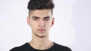 Beyaz arka plan üzerinde izole bir şey üzerinde düşünme yakışıklı genç