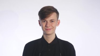 Kendine güvenen genç adam beyaz arka plan üzerinde gülümseyen