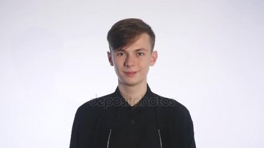Kendine güvenen genç adam beyaz arka plan üzerinde gülümseyen