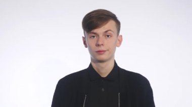 Adam izole beyaz arka plan üzerinde esneme