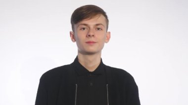 Kendine güvenen genç adam beyaz arka plan üzerinde gülümseyen
