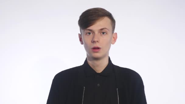 Närbild porträtt av ung stilig man ansikte uttrycker förvåning och beundran i studio på vit bakgrund — Stockvideo