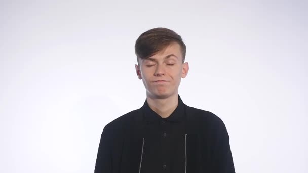 Чоловік позіхання на ізольованому білому тлі — стокове відео