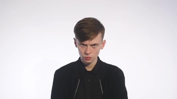 Ritratto di arrabbiato grave giovane, ragazzo isolato su sfondo bianco, problema concettuale preoccupato studente adolescente — Video Stock