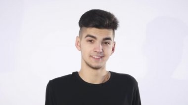 O ne yapacağını bilmez çünkü adam silkiyor. Beyaz izole.