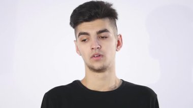 sıkılmış genç adam beyaz arka plan