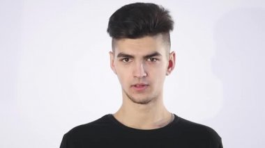 komik adam arıyorum genç, suçluluk, utanç eylemler, mahcup izole beyaz arka plan hissediyor endişeyle hata yaptığı, inkar. Olumsuz duygu, yüz ifadesi, duygu tepki