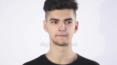 komik adam arıyorum genç, suçluluk, utanç eylemler, mahcup izole beyaz arka plan hissediyor endişeyle hata yaptığı, inkar. Olumsuz duygu, yüz ifadesi, duygu tepki