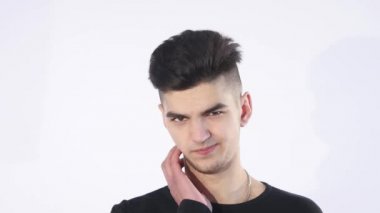 boyun ağrısı olan beyaz arka plan üzerinde çekici modeli