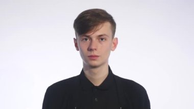 Kendine güvenen genç adam beyaz arka plan üzerinde gülümseyen