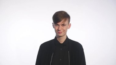Mutlu bir adam bir göz kırpıyor yakın çekim