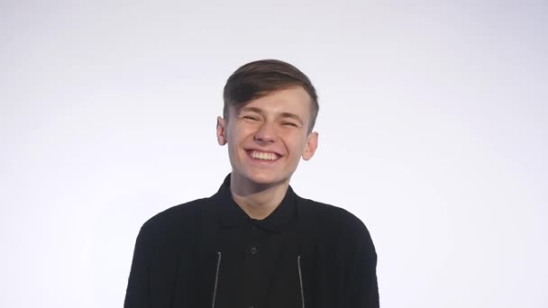 Joven confiado sonriendo sobre fondo blanco — Vídeos de Stock