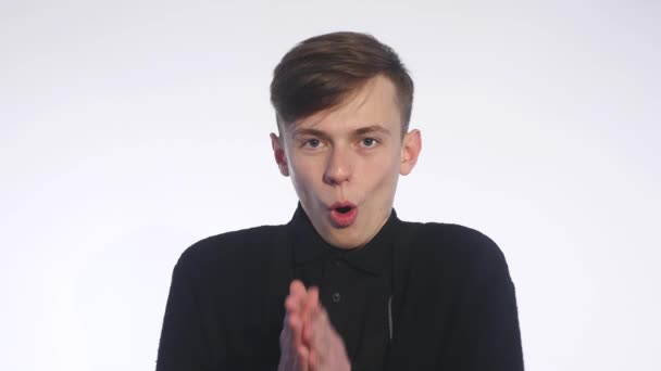 Fiatal ember fagyott a fehér háttér — Stock videók