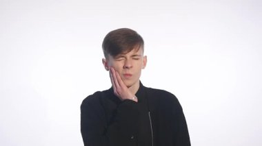 Diş ağrısı, closeup beyaz arka plan üzerinde acı genç adam