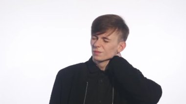 boyun ağrısı olan beyaz arka plan üzerinde çekici modeli
