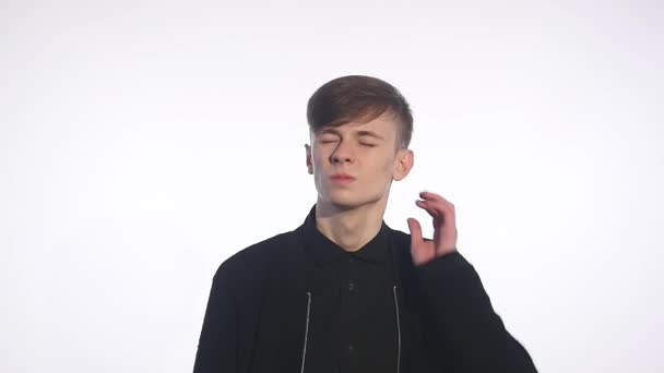 Attraktiv modell på vit bakgrund med nacksmärta — Stockvideo