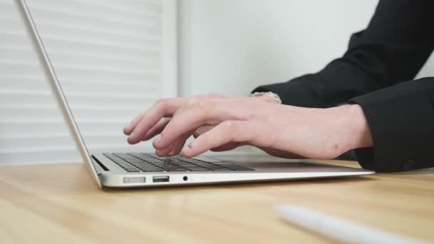 Manliga händer skriva på en bärbar dator — Stockvideo