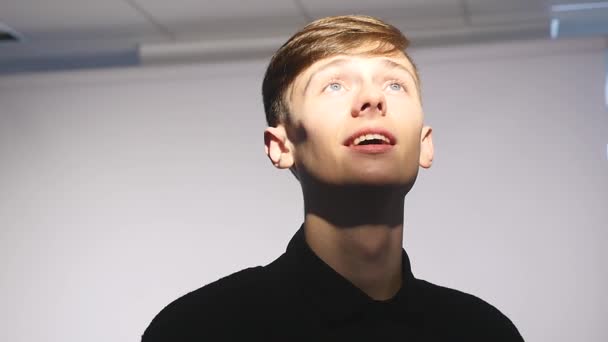 Young man looking up — Stock Video