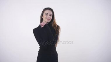Beyaz arka plan üzerinde izole kamera bakıyor güzel bayanı. Beyaz arka plan üzerinde gülümseyen kız yürüyor