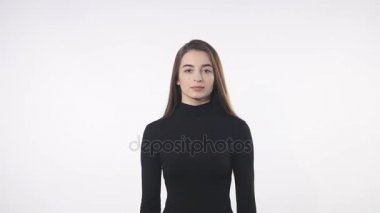 Güzel kadın beyaz arka planda can sıkıntısından esniyor.
