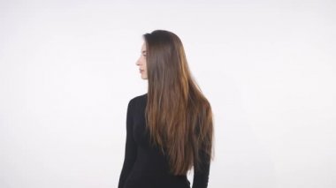 güzel genç kadın kameraya bakarak şaşırttı. beyaz bitti izole