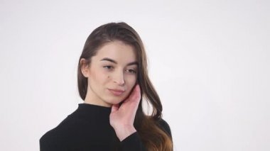 Beyaz arka plan üzerinde izole düşünme genç güzel kadın