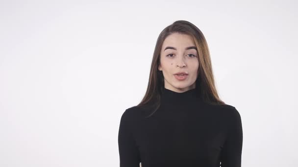 Söt flicka täcker sin mun över grå bakgrund — Stockvideo