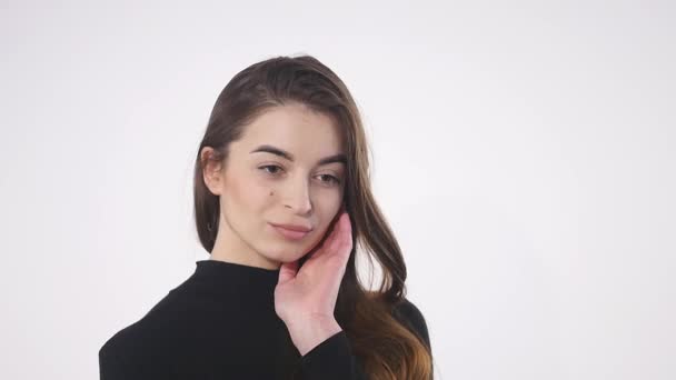 Mladá krásná žena myslí izolované na bílém pozadí — Stock video