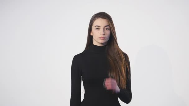 Tiener vrouw drukt haar gekneusde wang met een pijnlijke uitdrukking alsof ze een verschrikkelijke tand pijn — Stockvideo