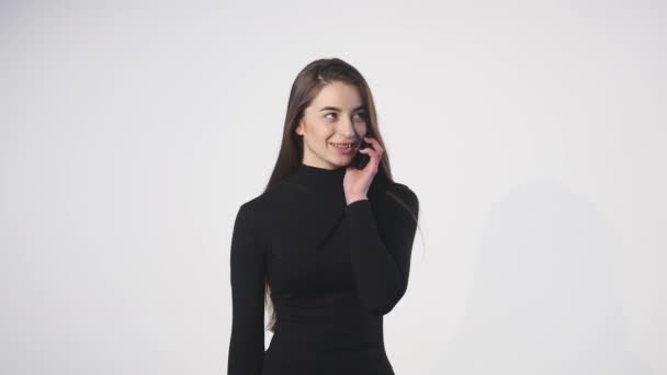 Ela conversa pelo celular com seus melhores amigos e familiares — Vídeo de Stock